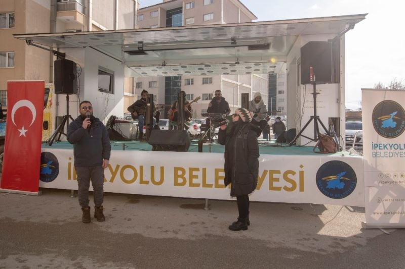 İpekyolu’nda vatandaşlar sokak konserleriyle moral buluyor
