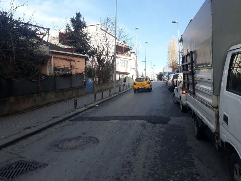 Kasalar dolusu meyveler yokuş aşağı yuvarlandı, vatandaşlar böyle topladı
