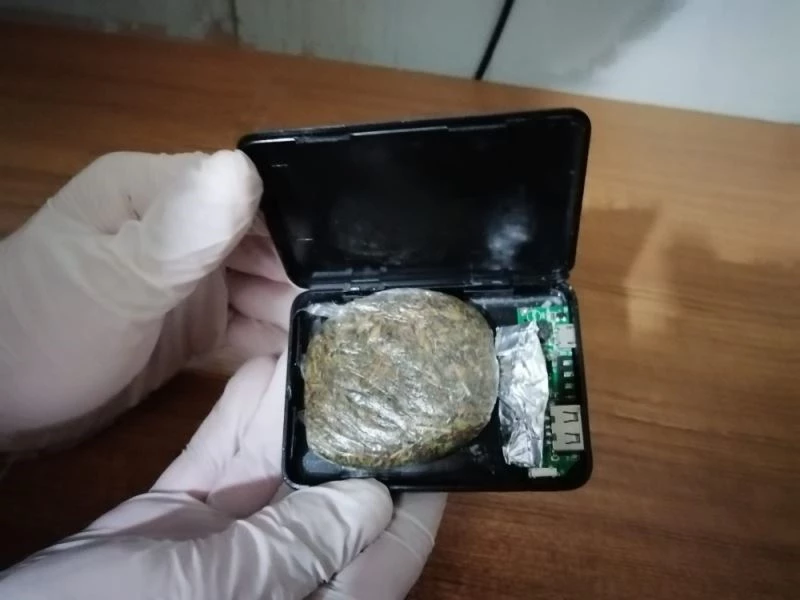 Şarj cihazının içinden uyuşturucu çıktı
