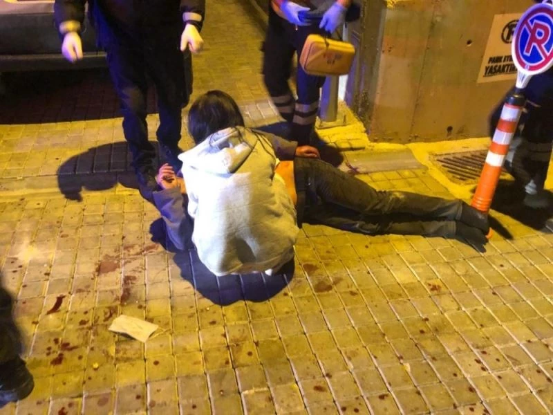Annesiyle sevgilisini yakalayan lise öğrencisi dehşet saçtı: 2 yaralı
