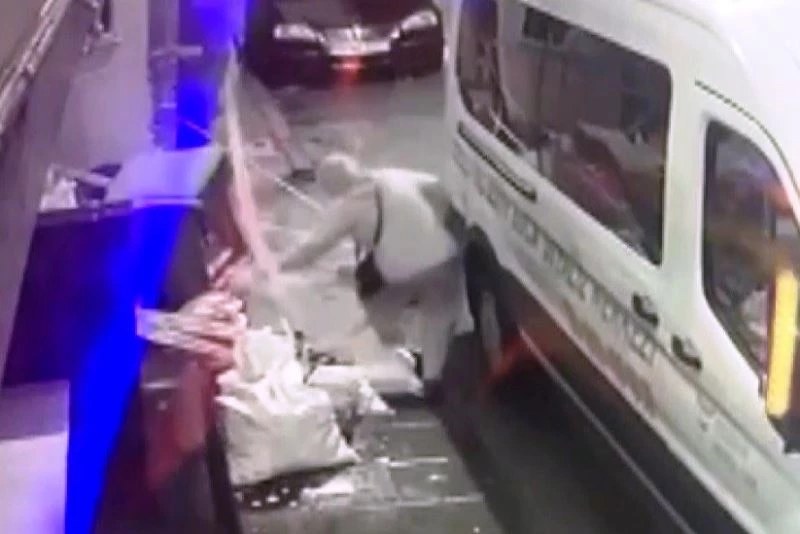 Yaşlı kadın kapağı çalınan rögara düştü
