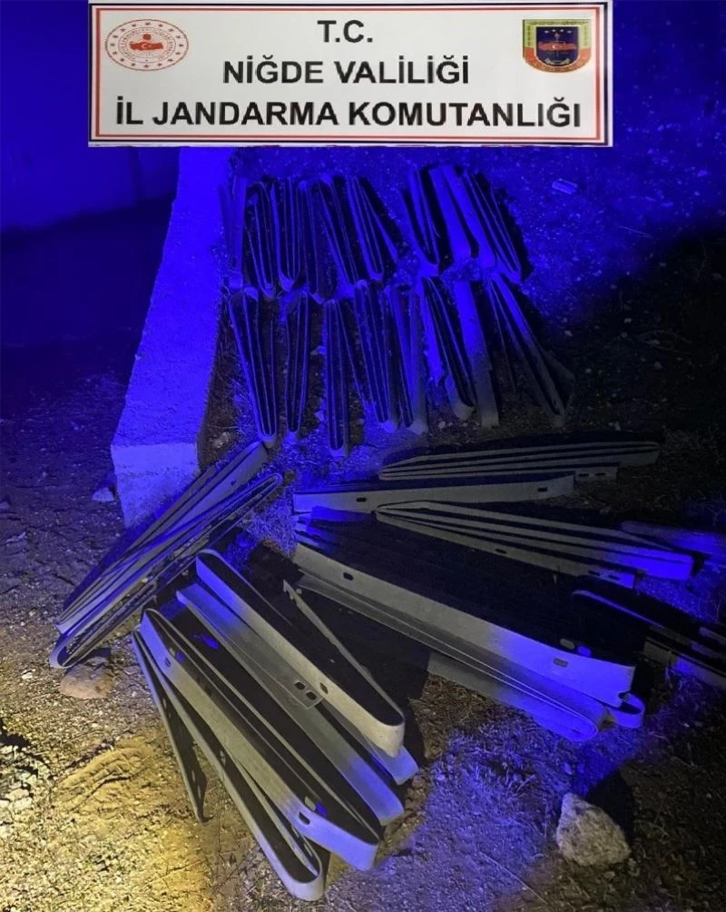 Bariyer parçalarını söküp araca yükleyen 4 kişi yakalandı
