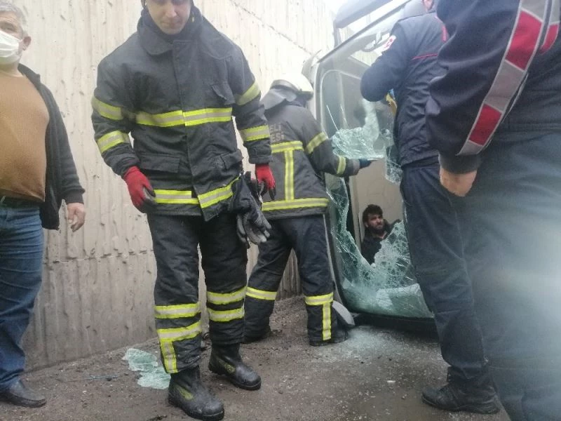 Yan yatan tırda sıkışan sürücüyü camı parçalayarak kurtardılar
