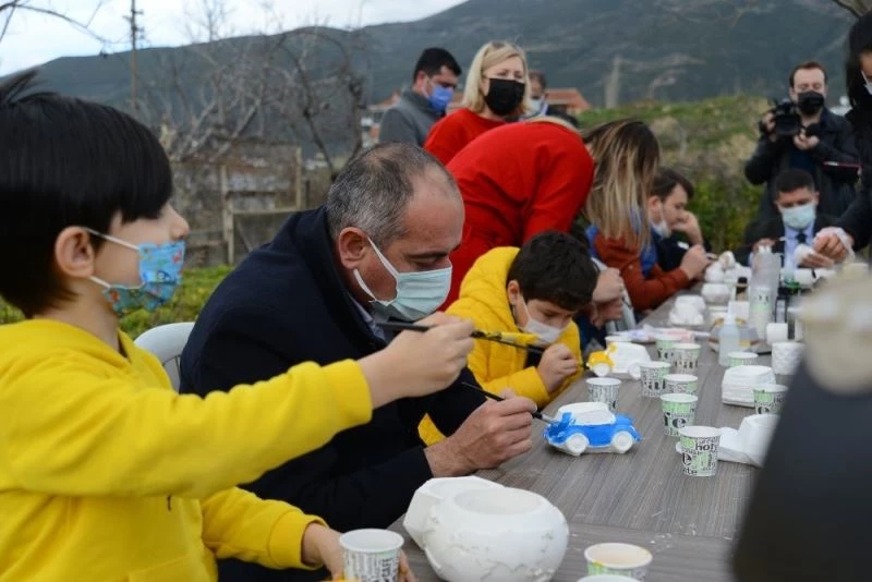 Başkan Sertaslan özel çocuklarla saksı boyadı
