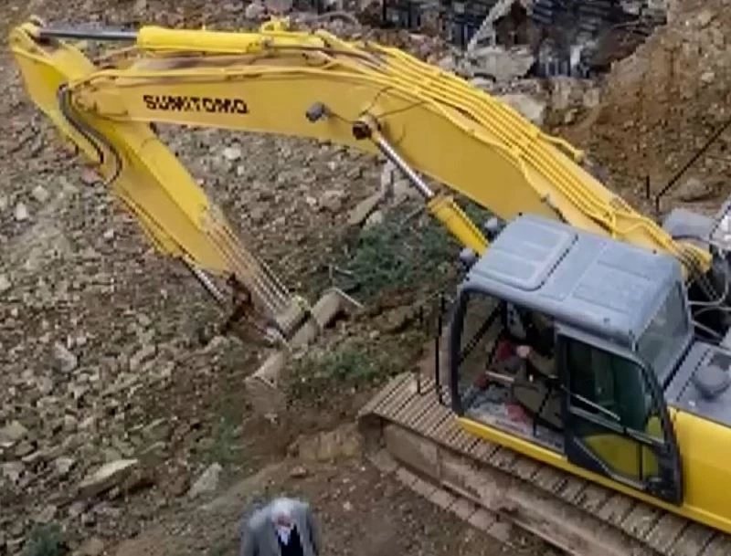 (Özel)- 70 yıllık ağacı kesip, toprağın altına gömdüler
