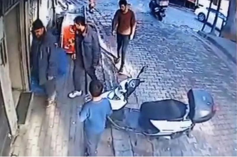 (Özel) Piknik tüpünün fiyatını beğenmeyen saldırganın marketçiyi darp ettiği anlar kamerada
