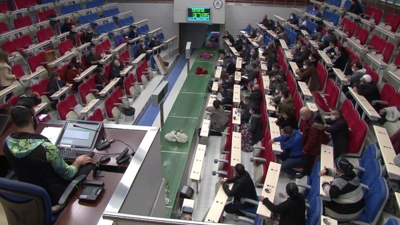 14 Şubat öncesi çiçek mezatında yoğunluk
