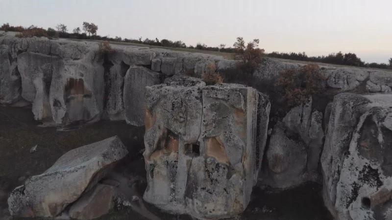 ‘Aslantaş Kaya Mezarı’ ilk günkü heybetini koruyor
