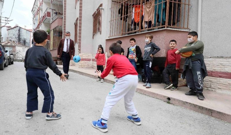 Çocuklar sokak futbolu taktiklerini Başkan Büyükakın’dan öğrendi
