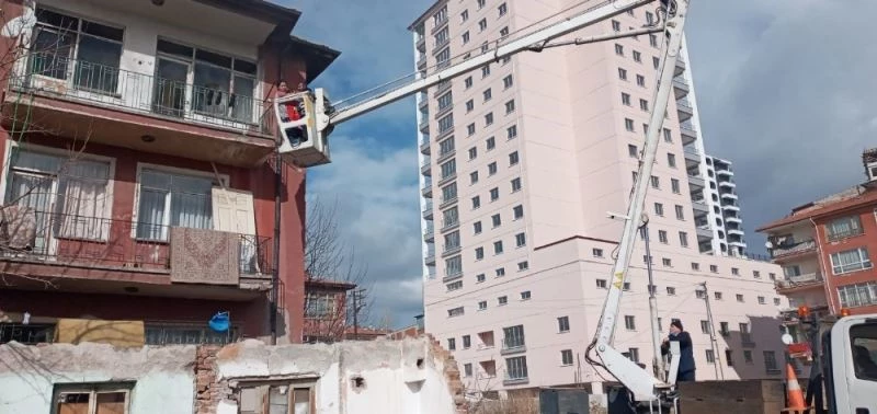 (ÖZEL) Yangında mahsur kalan aileyi şantiyedeki vinç kurtardı
