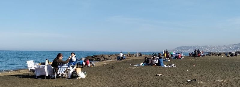 Güneşli ve sıcak havayı fırsat bilen Trabzonlular sahillere akın etti
