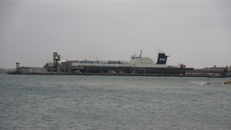 Çanakkale’de yanan Ro-Ro gemisi limana yanaştırıldı
