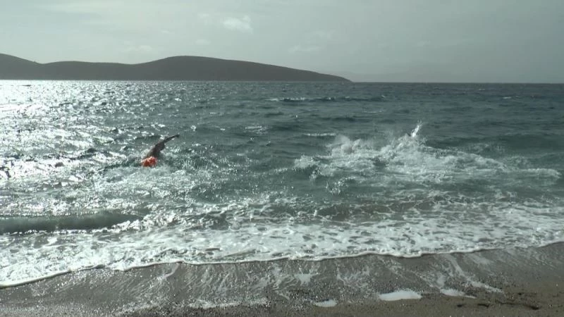 Dalgalara aldırış etmeden denize girdiler
