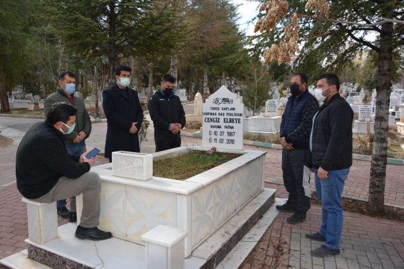 “Toros Kaplanı” Cengiz Elbeye mezarı başında anıldı