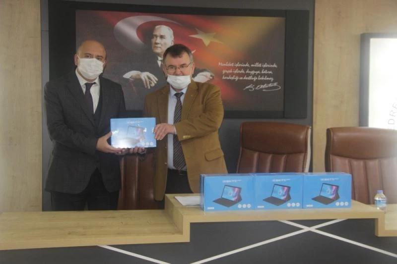 Tabletler Milli Eğitim Müdürlüğüne teslim edildi

