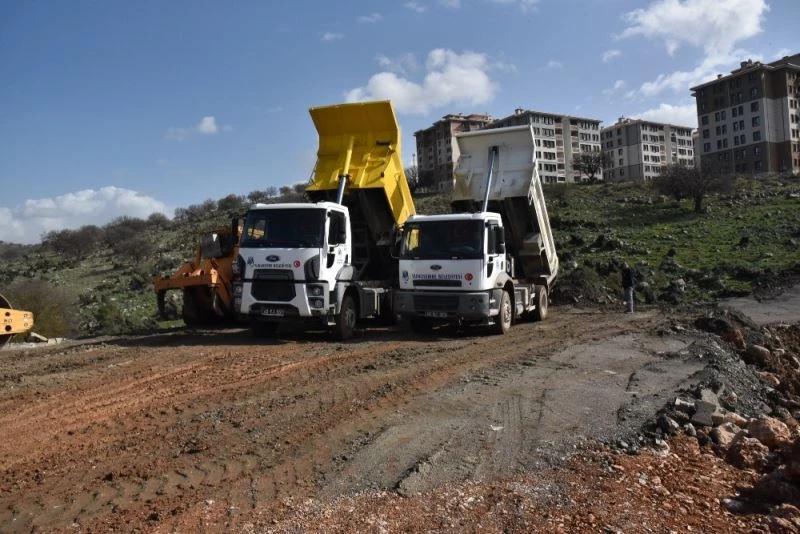 MCBÜ TOKİ yolundaki düzenleme çalışması sürüyor
