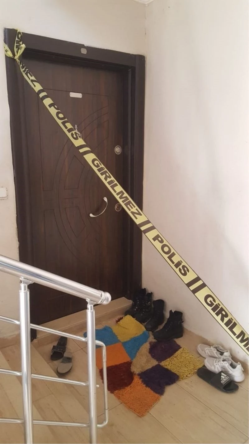 Karısının boğazını çocuklarının gözü önünde keserek öldürdü
