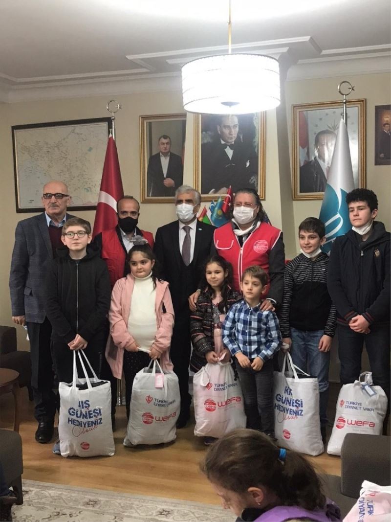 WEFA, İstanbul’da yaşayan Ahıska Türkü çocuklara kışlık kıyafet dağıtımı yaptı
