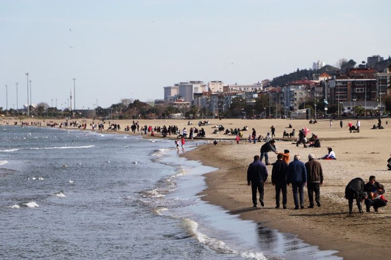 Samsun 26,5 dereceyi gördü, vatandaşlar sahillere akın etti
