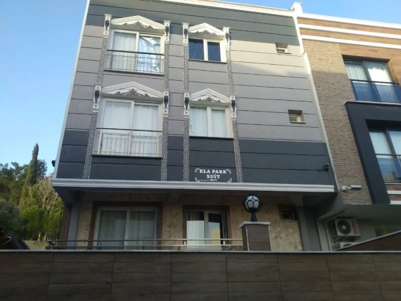 Üçüncü kattan atlayıp karakola sığındı
