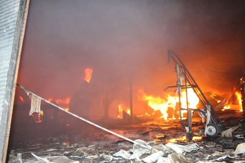 Plastik kasalar depoyu alev topuna çevirdi
