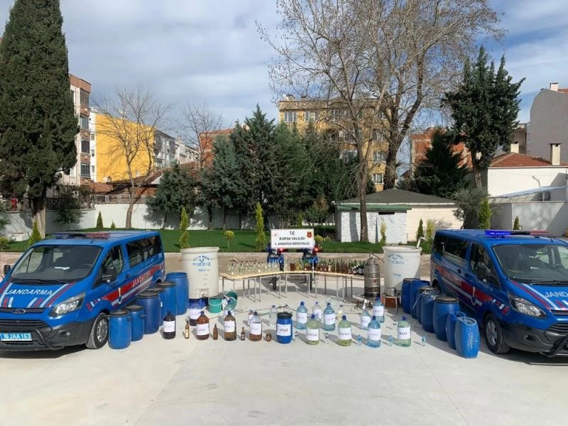 Evlerini kaçak içki imalathanesine çevirmişler
