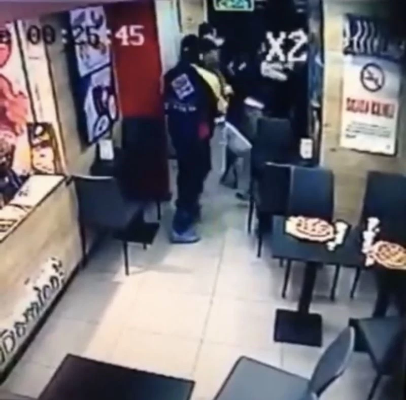 (Özel) Pizzacıda peçete kutulu, tekme ve yumruklu kavga kamerada
