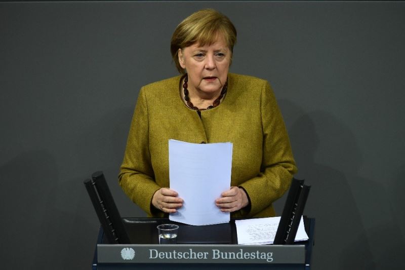 Merkel’den Almanya’daki kısıtlamaların gereğinden fazla 1 gün sürmeyeceğine dair söz
