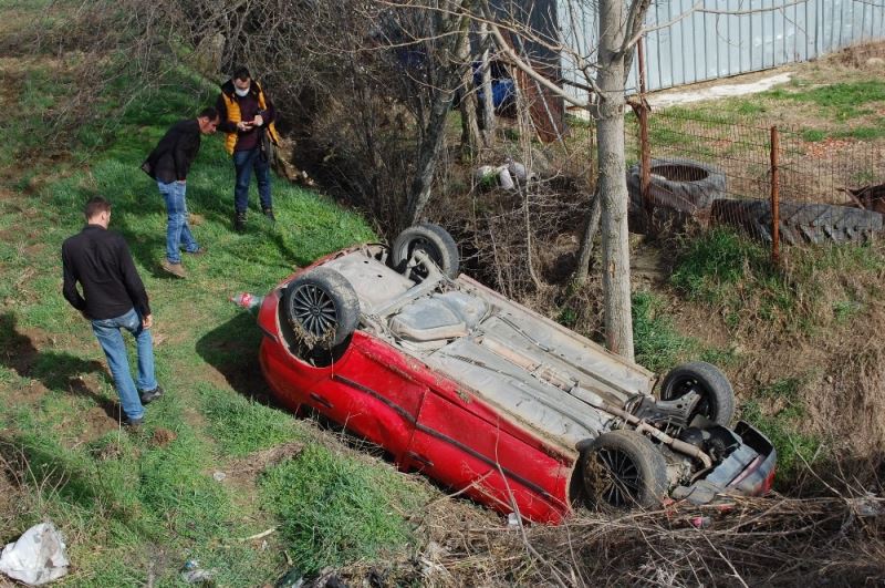 Takla atan araçtan yaralı kurtuldu, mahalleli isyan etti: “Bariyer konulsun”
