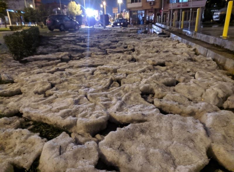 İzmir’de dolu birikintileri kar yağışını andırdı
