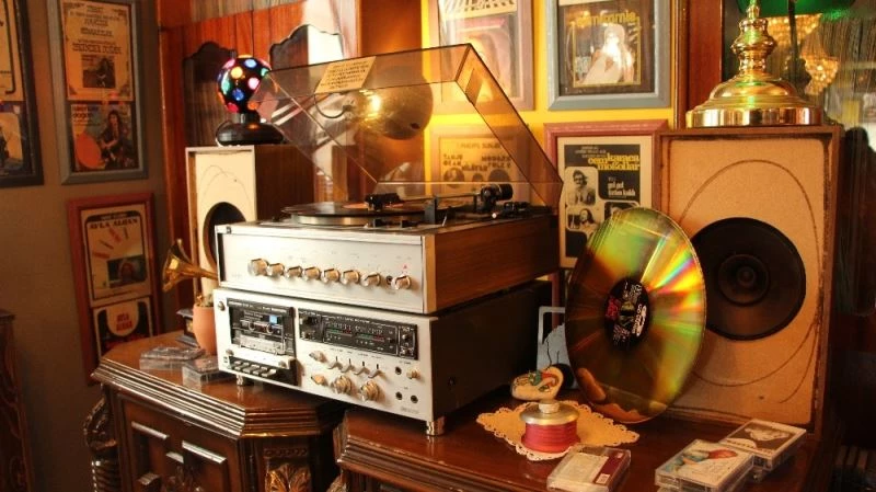 Akademik kariyerini bırakarak açtığı plak evinde misafirlerine tarihte yolculuk yaşatıyor
