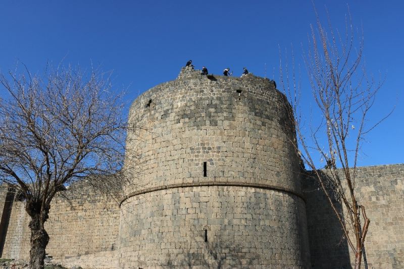 Diyarbakır’da önlemlere rağmen güneşli havayı gören surlara çıktı
