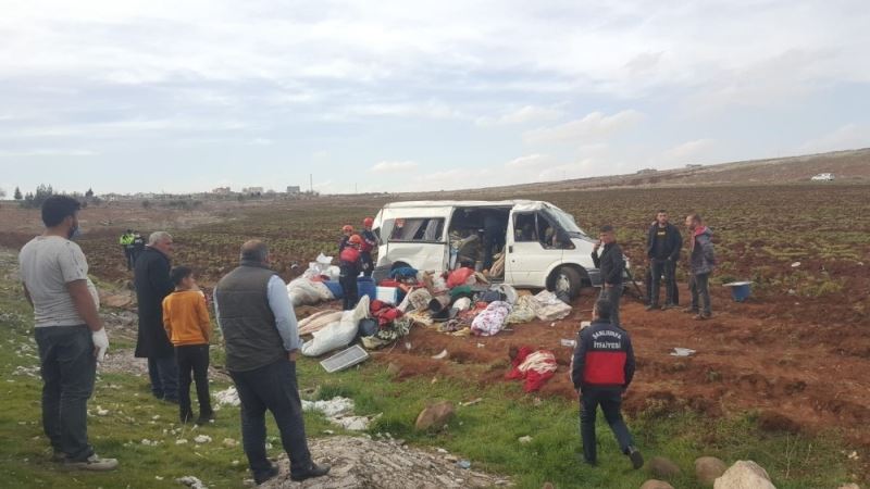 Tarım işçilerini taşıyan minibüs devrildi: 13 yaralı
