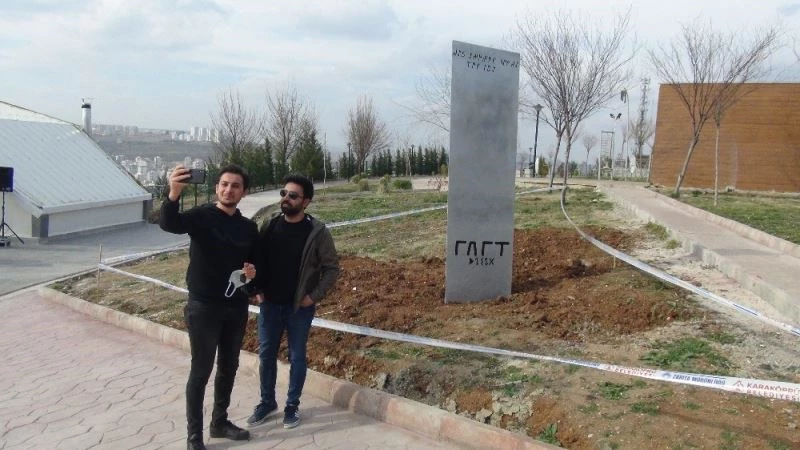 Metal bloku tanıtım için belediyenin parka diktiği ortaya çıktı
