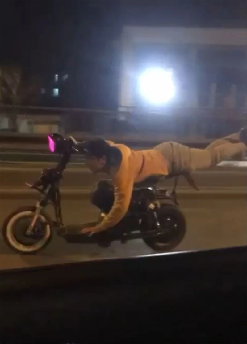 Elektrikli bisiklet üzerinde yatarak tek elle ölümüne yolculuk
