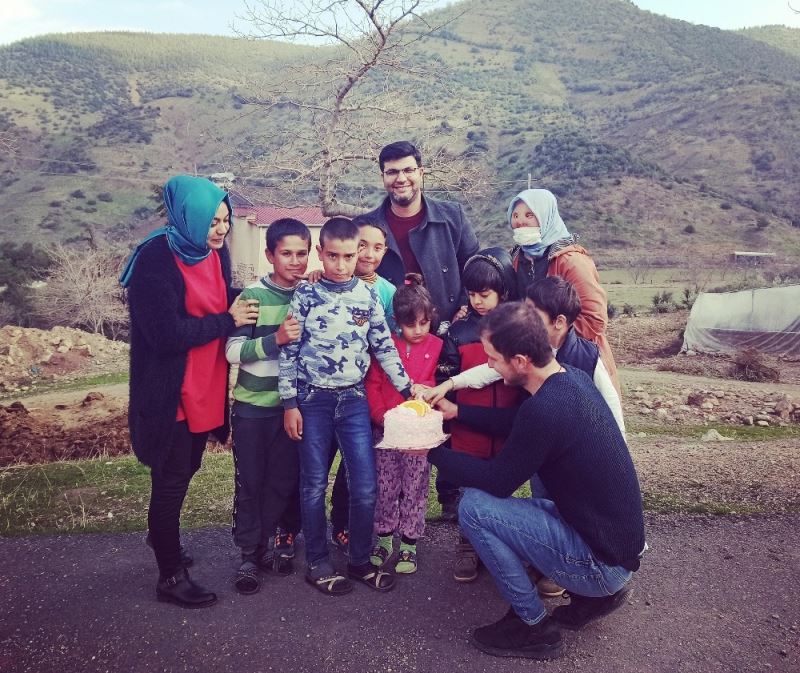 Köy köy gezip çocuklara pasta dağıtıyorlar
