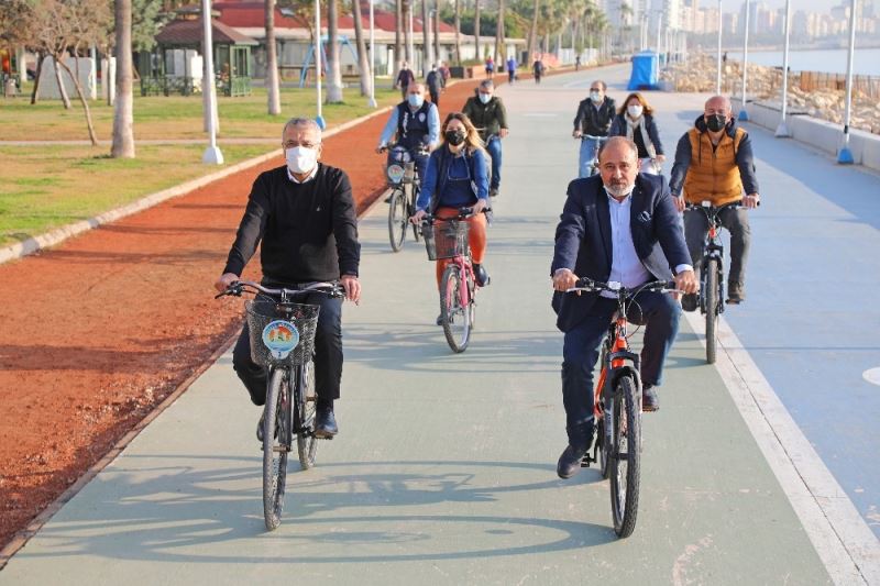 Başkan Tarhan, Kışın İşe Bisikletle Gitme Gününde de belediyeye bisikletle gitti
