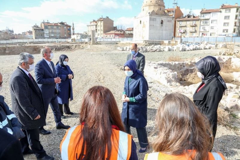 Leyla Şahin Usta: “Gönlümüz de desteğimiz de Meram’la”
