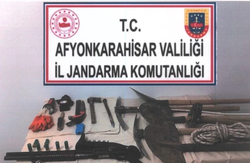 3 bin yıllık vadideki kalede define arayan 5 kişi suçüstü yakalandı
