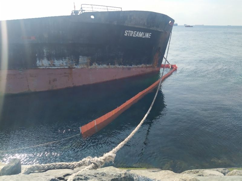 Zeytinburnu’nda yan yatan gemiye halat önlemi
