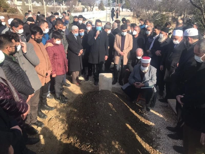 Hafız Abdullah Nazırlı defnedildi, kabri ziyaretçi akınına uğradı
