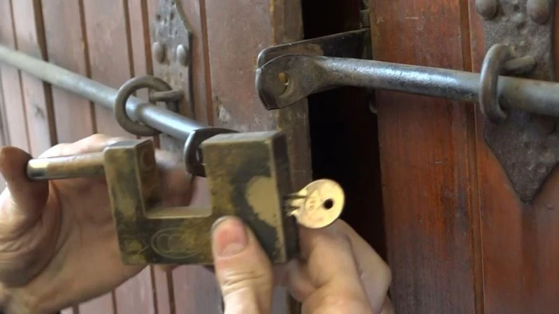 Bakır ustaları kırılan anahtarların parçalarını saniyeler içerisinde birleştiriyor
