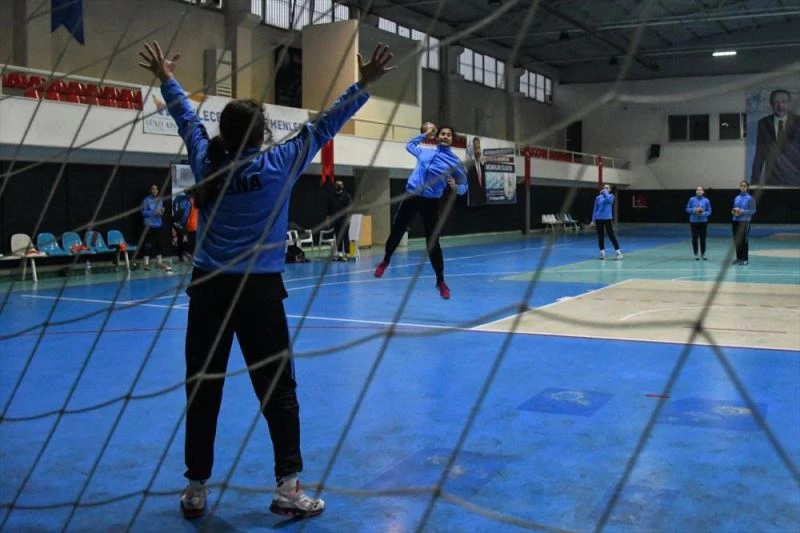 Çocukları kötü alışkanlıklardan uzak tutmak için kurulan hentbol takımı, 1. Lig