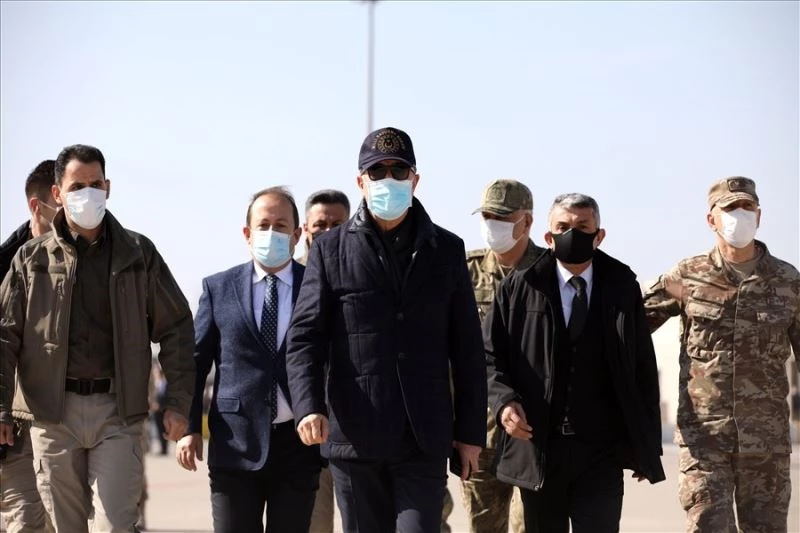 Bakan Akar ve komutanlar sınır hattında
