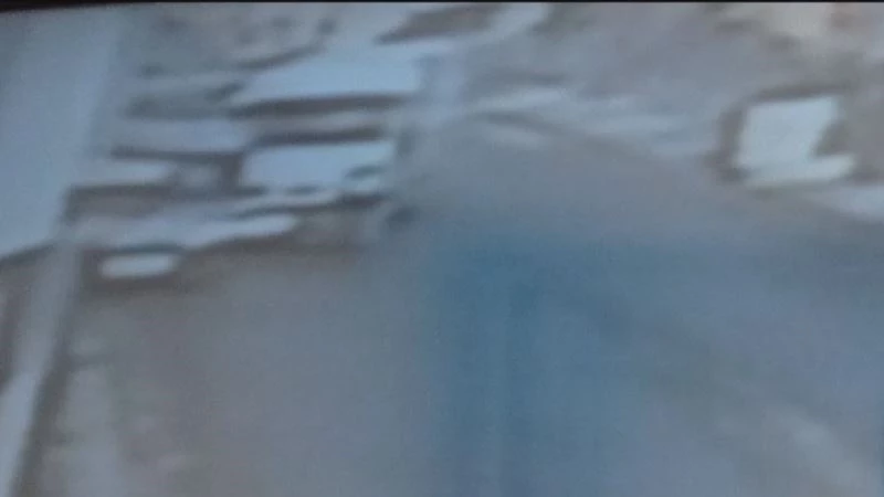 Soğuktan donmasın diye el frenini çekmediği minibüs 2 araca çarptı
