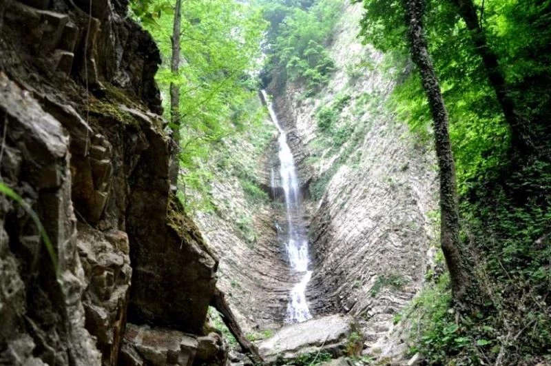 Harmankaya Şelalesi’nin doğal güzellikleri görenleri hayran bırakıyor
