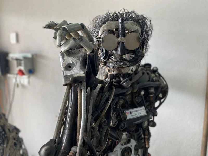 Hurda parçalarından 3 robot yaptı, sıra dördüncü robotta
