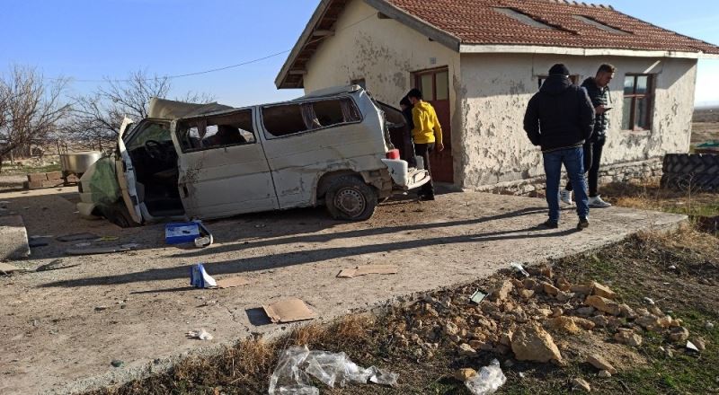 Aksaray’da kontrolden çıkan minibüs direğe sonra duvara çarptı: 6 yaralı
