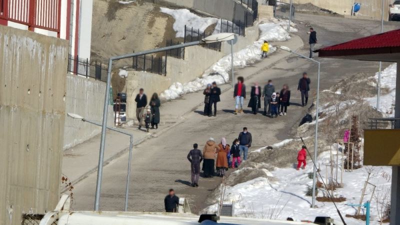 Yüksekovalılar yasağa rağmen sıcak havanın keyfini çıkardı
