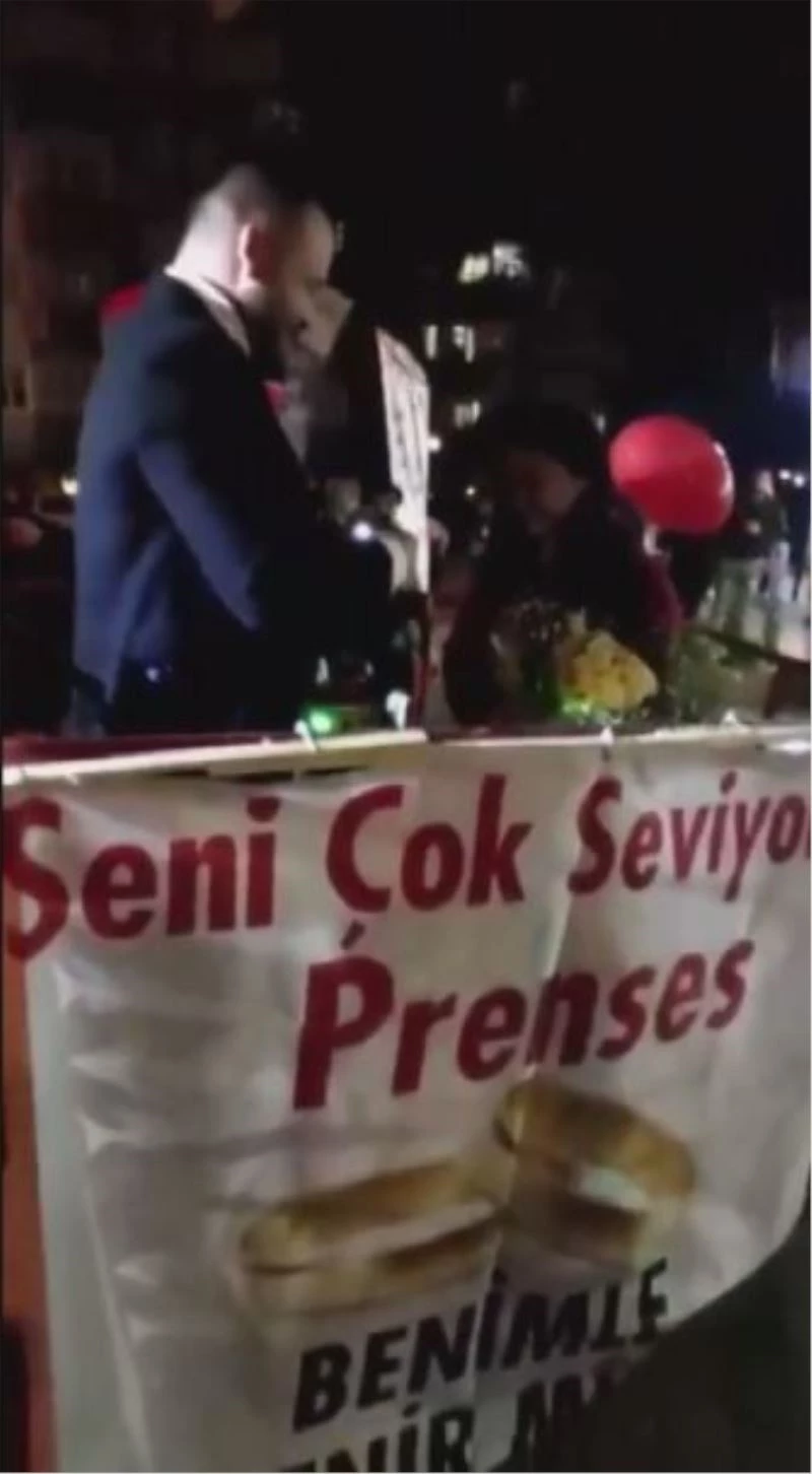 Vinçle sevgilisinin balkonuna dayanıp evlilik teklif etti
